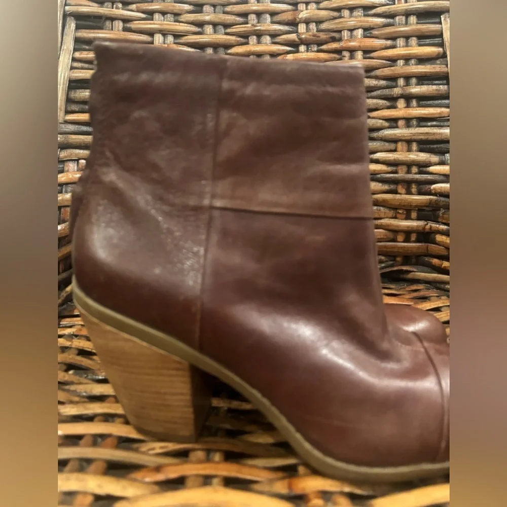 Bandolino Cap Toe Ankle Genuine Leather booties in size 8. Great condition